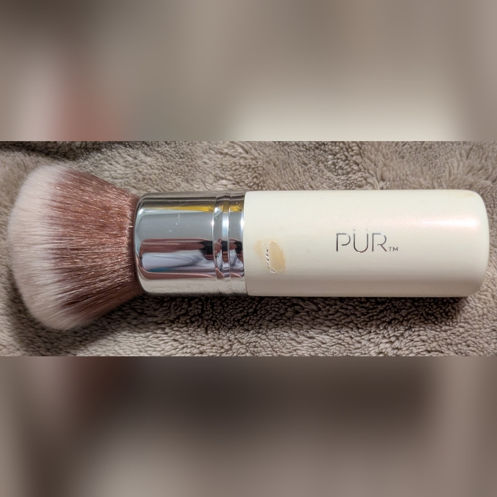 Pur Foundation Brush with Cream Handle and Silver Detail